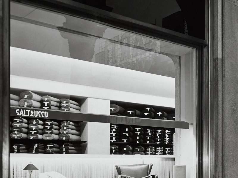 The Galtrucco shop under the Southern Portici of Piazza Duomo; in the window the armchairs designed by the architect Guglielmo Ulrich, 1949 | Photo: &copy; Photo A. Villani e Figli, Bologna / Milan, Archivio Galtrucco
